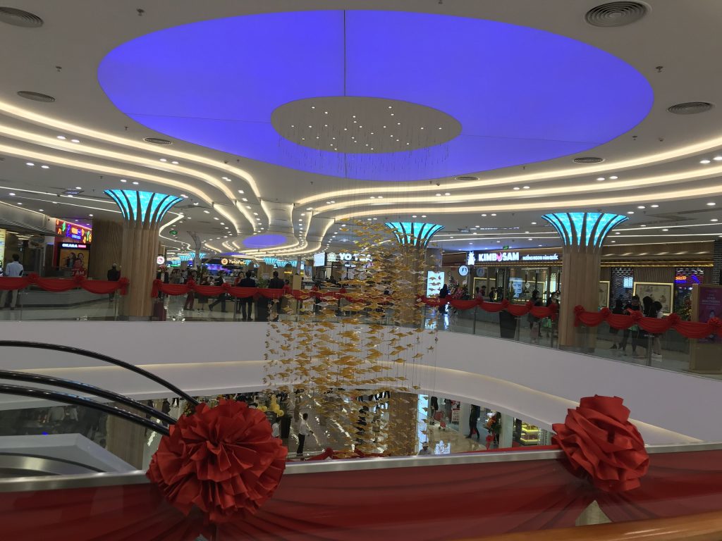 thi công trần xuyên sáng